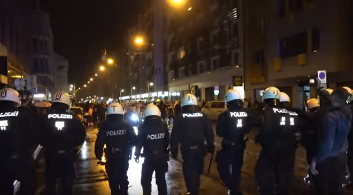Srbi blokirali ulice Beča, napali policiju, bacali pirotehnička sredstva (Video) Srbi blokirali ulice Beča, napali policiju, bacali pirotehnička sredstva (Video)