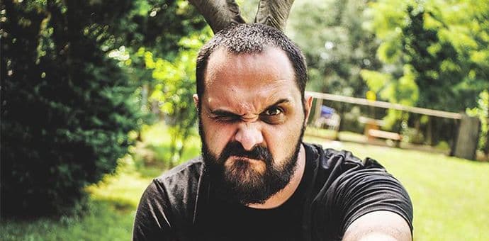 Udarac velikim žutim telefonskim imenikom Udarac velikim žutim telefonskim imenikom