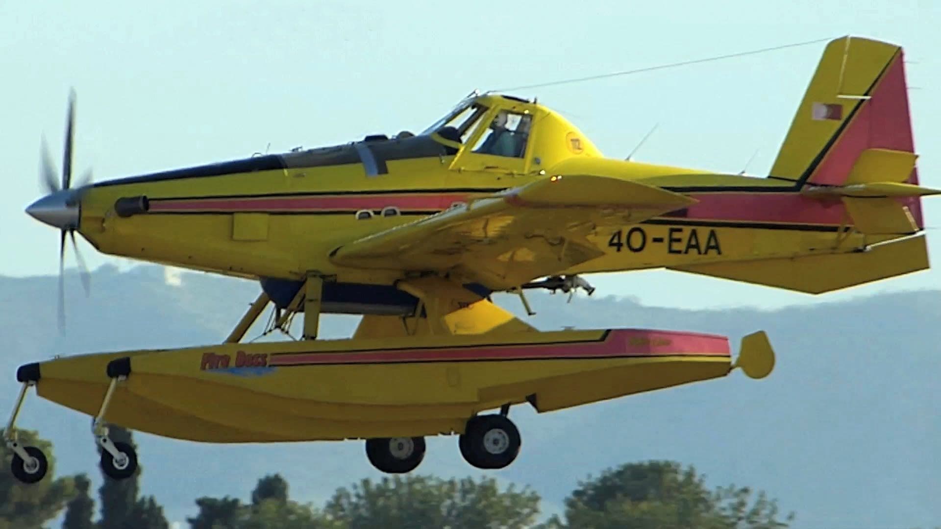 Avioni MUP-a u akciji gašenja požara na Paštrovskoj gori Avioni MUP-a u akciji gašenja požara na Paštrovskoj gori