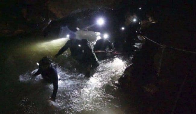 Nađeni nestali dječaci i trener "sa znacima života" Nađeni nestali dječaci i trener "sa znacima života"