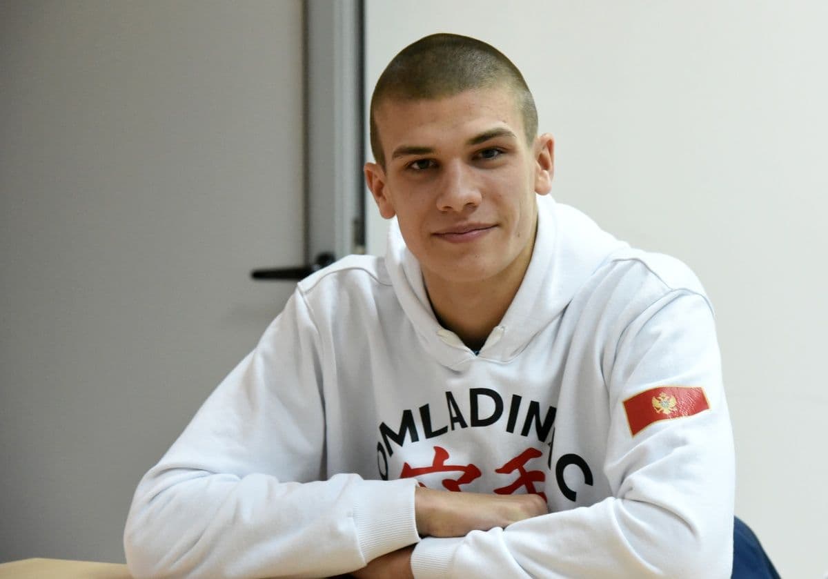 Bošković nosi zastavu na svečanom otvaranju Bošković nosi zastavu na svečanom otvaranju