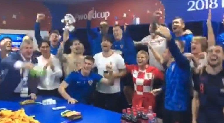 Kolinda u svlačionici proslavila pobjedu Hrvatske Kolinda u svlačionici proslavila pobjedu Hrvatske