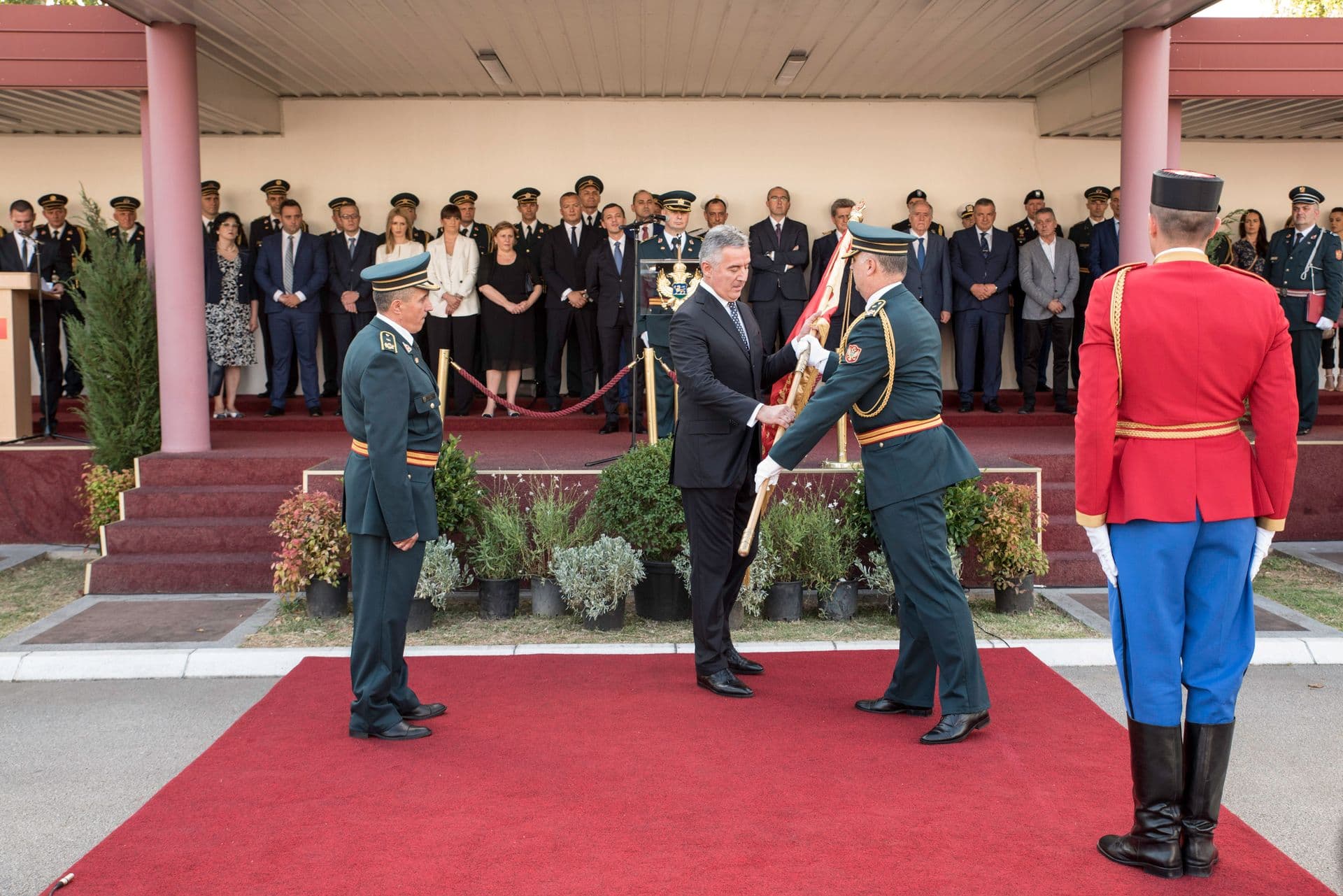 Vojnik može biti samo onaj ko je spreman da beskompromisno služi državi Vojnik može biti samo onaj ko je spreman da beskompromisno služi državi