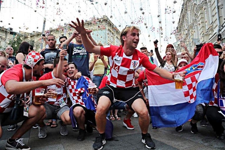 Hrvatski navijači okupirali Moskvu, napravili ludnicu na ulicama grada Hrvatski navijači okupirali Moskvu, napravili ludnicu na ulicama grada