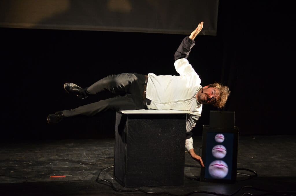 „Dnevnik jednog luđaka“ na sceni između crkava „Dnevnik jednog luđaka“ na sceni između crkava