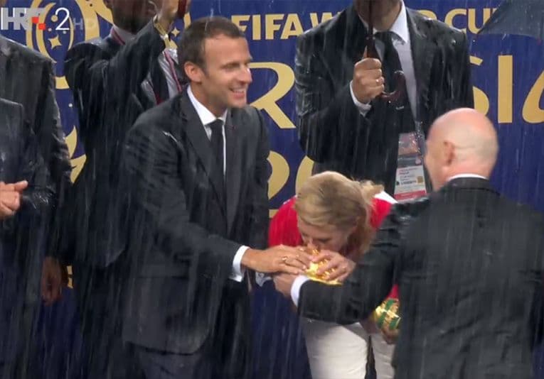 Pokisla Kolinda izgrlila fudbalere, Makrona, a onda zgrabila i ljubila "boginju" Pokisla Kolinda izgrlila fudbalere, Makrona, a onda zgrabila i ljubila "boginju"