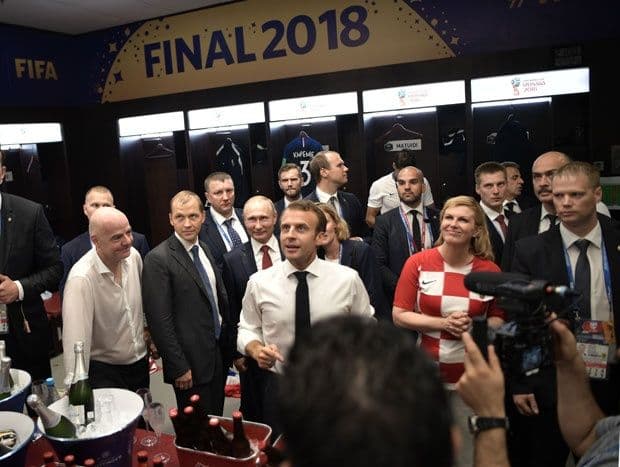 Putin u svlačionici Hrvata, Kolinda dovela “trikolore” do ludila (VIDEO) Putin u svlačionici Hrvata, Kolinda dovela “trikolore” do ludila (VIDEO)