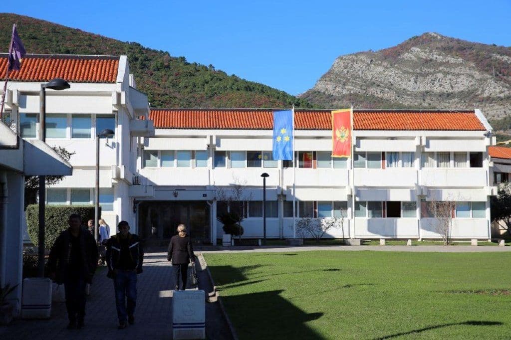 Počela sjednica SO Budva, Crnogorska zvanično dio vlasti Počela sjednica SO Budva, Crnogorska zvanično dio vlasti