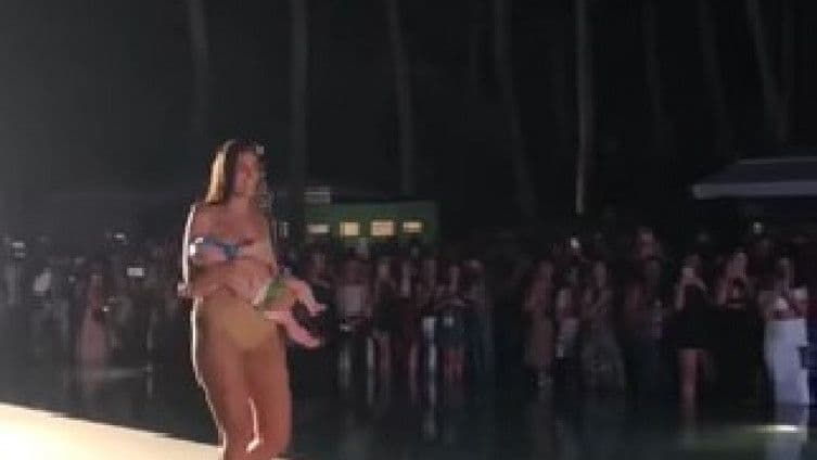 Prošetala je pistom dojeći kćerku, a onda su uslijedili komentari kakve baš niko nije očekivao Prošetala je pistom dojeći kćerku, a onda su uslijedili komentari kakve baš niko nije očekivao