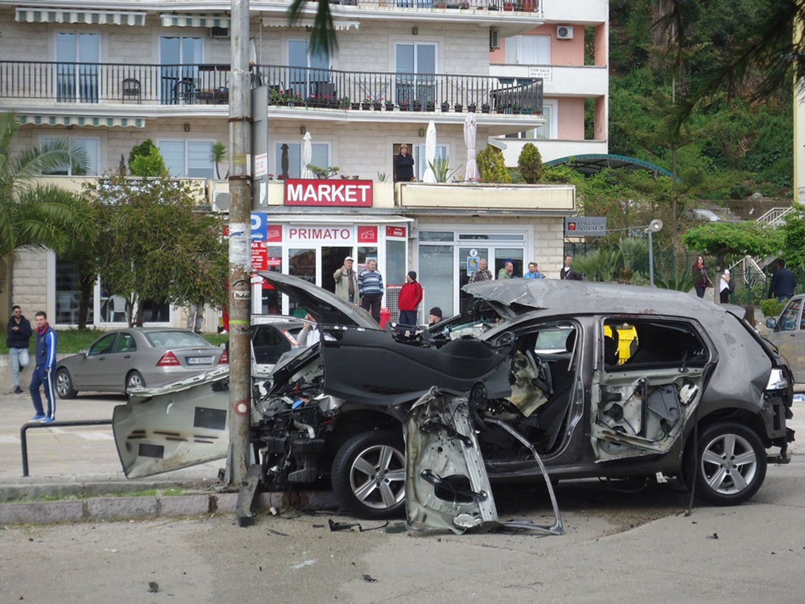 Bomba ispod Roganovićevog vozila postavljena u Nikšiću Bomba ispod Roganovićevog vozila postavljena u Nikšiću