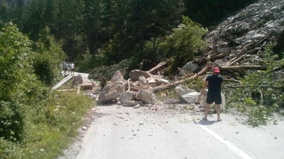 OPREZ: Veliki odron na putu Mojkovac – Žabljak (FOTO) OPREZ: Veliki odron na putu Mojkovac – Žabljak (FOTO)