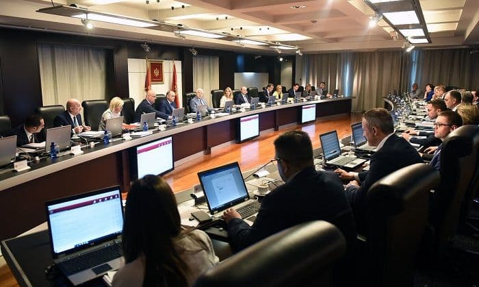 Vlada izdvojila 6000 eura za trojke iz Podgorice Vlada izdvojila 6000 eura za trojke iz Podgorice