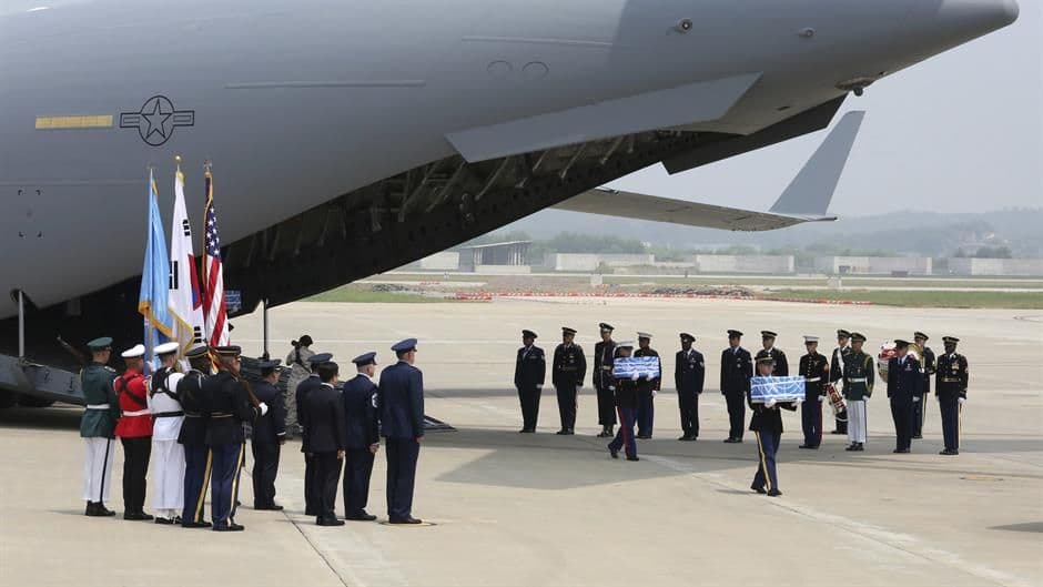 Sjeverna Koreja vratila posmrtne ostatke ubijenih vojnika SAD Sjeverna Koreja vratila posmrtne ostatke ubijenih vojnika SAD
