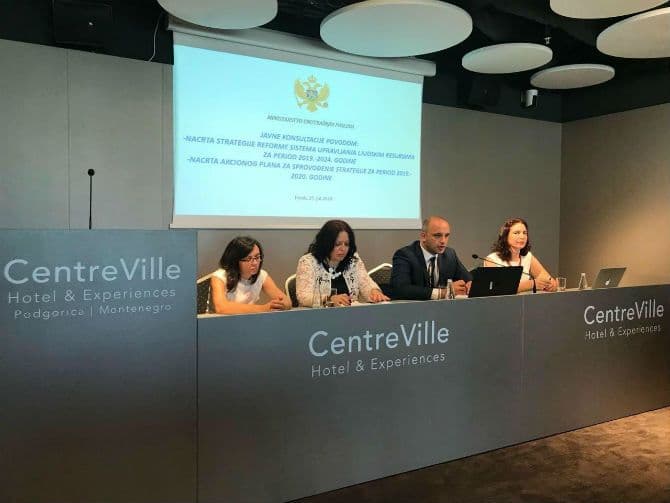 Održane javne konsultacije u vezi sa Strategijom reforme sistema upravljanja ljudskim resursima Održane javne konsultacije u vezi sa Strategijom reforme sistema upravljanja ljudskim resursima