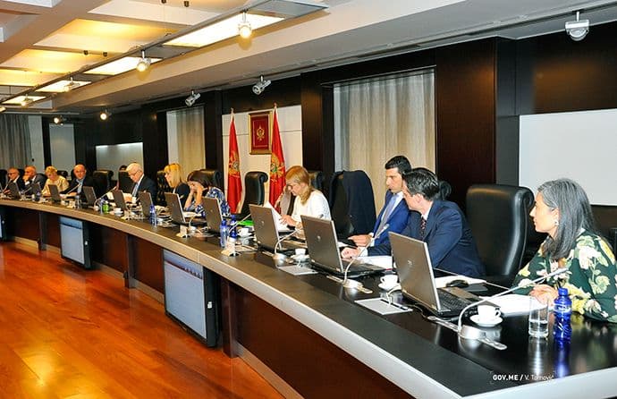 Obavezati opštine da pribave saglasnost Vlade prije uvođenja poreza Obavezati opštine da pribave saglasnost Vlade prije uvođenja poreza