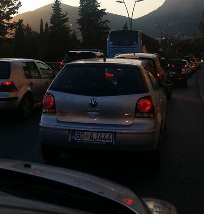 Kolone na ulazu u Budvu, zastoj na Zavali Kolone na ulazu u Budvu, zastoj na Zavali