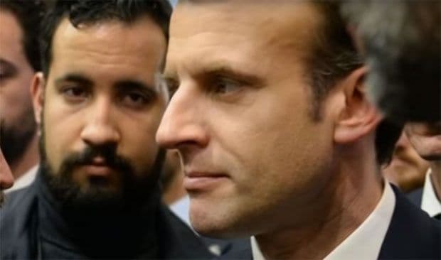 Makron u vezi sa svojim šefom obezbjeđenja, Brižit samo maska?! Foto: Print screen Youtube