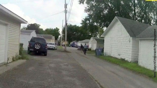 Policajci iz Mineapolisa oslobođeni optužbi za ubistvo Afroamerikanca Turman Blevins bježi od policajaca