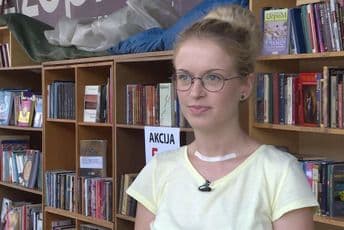 Studentkinja generacije prodaje knjige na ulici