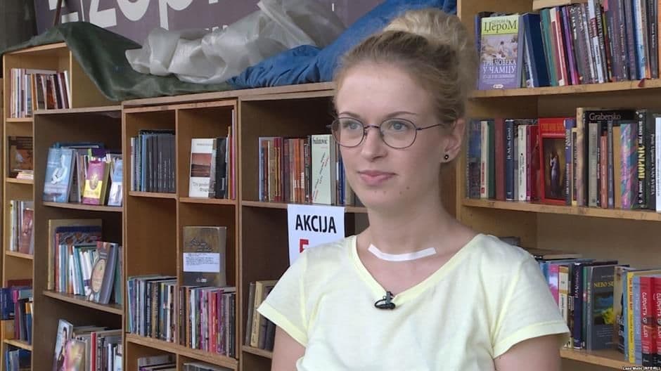 Studentkinja generacije prodaje knjige na ulici Studentkinja generacije prodaje knjige na ulici