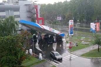 Nevrijeme pogodilo Novi Sad, pala konstrukcija na pumpi