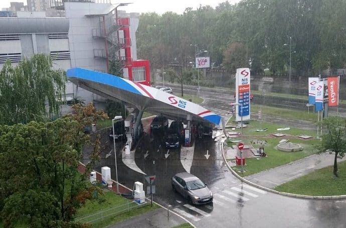 Nevrijeme pogodilo Novi Sad, pala konstrukcija na pumpi Nevrijeme pogodilo Novi Sad, pala konstrukcija na pumpi