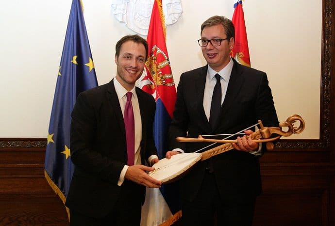 Milačić Vučiću poklonio gusle sa ugraviranom porukom Milačić Vučiću poklonio gusle sa ugraviranom porukom