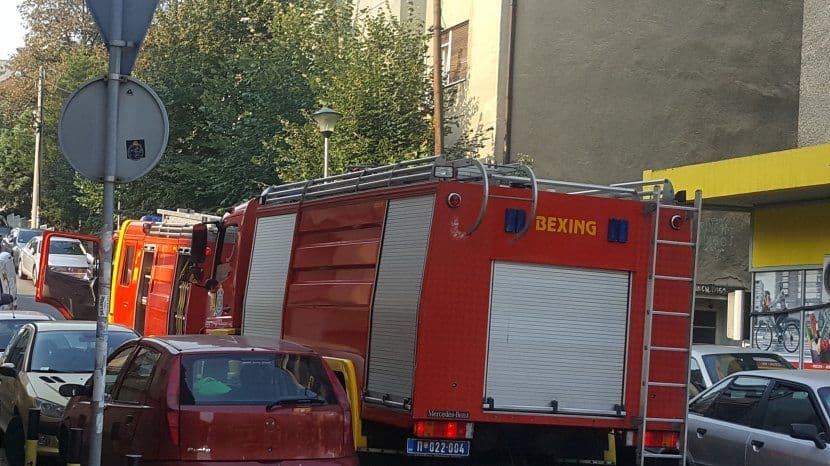 Požar kod zgrade MUP-a , povrijeđeno više osoba Požar kod zgrade MUP-a , povrijeđeno više osoba