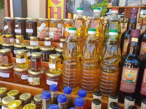 Neki pčelari kupcima podvalili šećerni sirup Neki pčelari kupcima podvalili šećerni sirup