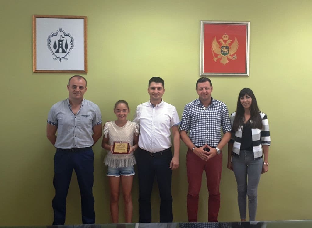 Opštinsko priznanje za karatistkinju Jovanu Damjanović Opštinsko priznanje za karatistkinju Jovanu Damjanović