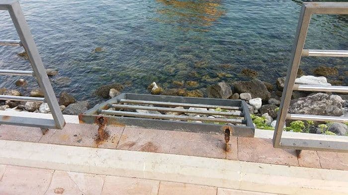 Herceg Novi: Naslonili se na ogradu Šetališta i pali na stijene Herceg Novi: Naslonili se na ogradu Šetališta i pali na stijene