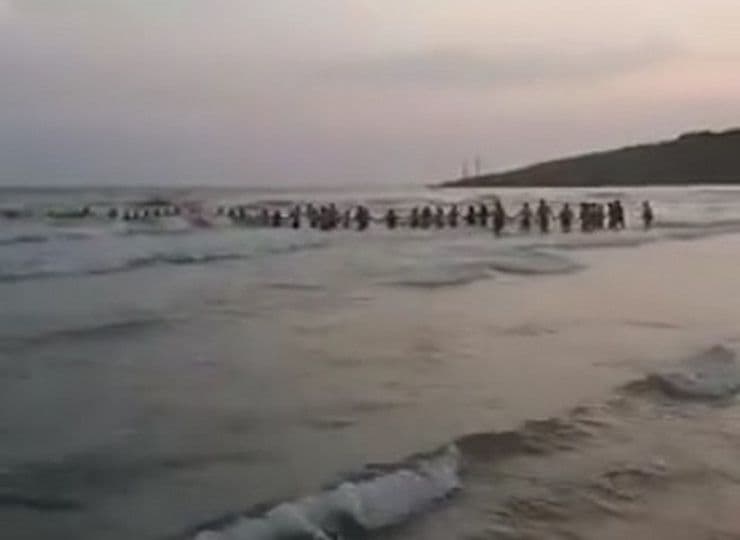 Plivali uprkos crvenoj zastavici: Turista se utopio, 20 ljudi spašeno u Ulcinju Plivali uprkos crvenoj zastavici: Turista se utopio, 20 ljudi spašeno u Ulcinju