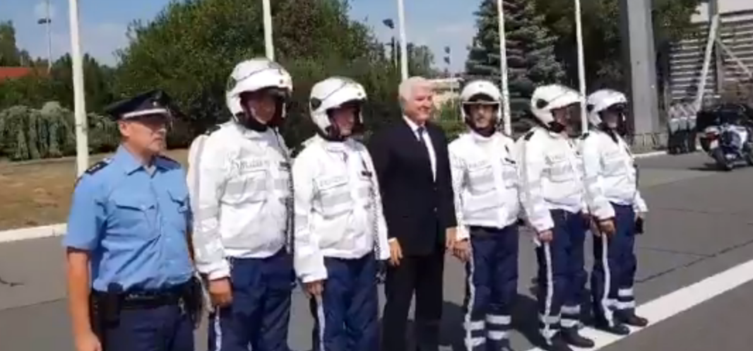 Crnogorski premijer ispunio želju njemačkim policajcima, slikao se sa njima Crnogorski premijer ispunio želju njemačkim policajcima, slikao se sa njima