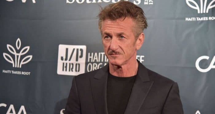 Djevojka Šona Pena je vršnjakinja njegove djece Djevojka Šona Pena je vršnjakinja njegove djece