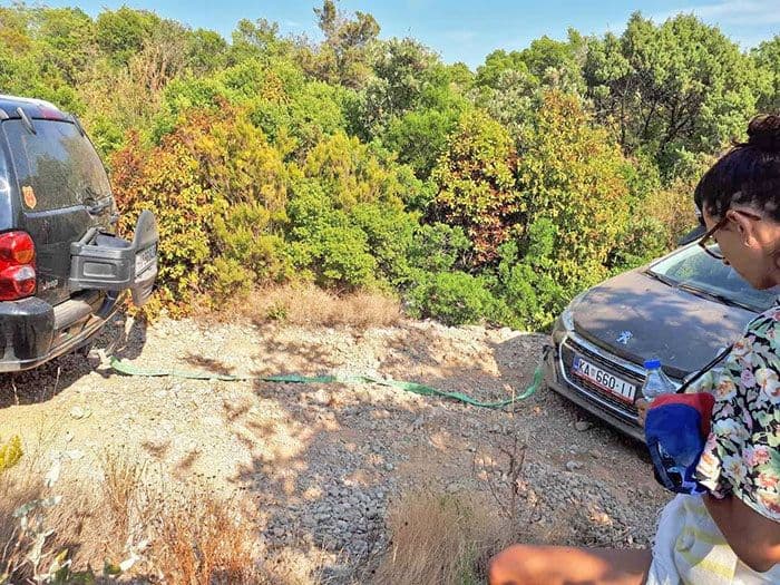 Džipom izvukli automobil s francuskim turistima Džipom izvukli automobil s francuskim turistima