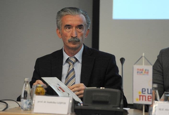 Državnim činovnicima otpremnine do petogodišnje zarade Državnim činovnicima otpremnine do petogodišnje zarade