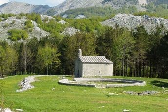 Policija zaustavila sveštenike i vjernike na Ivanovim koritima Policija zaustavila sveštenike i vjernike na Ivanovim koritima