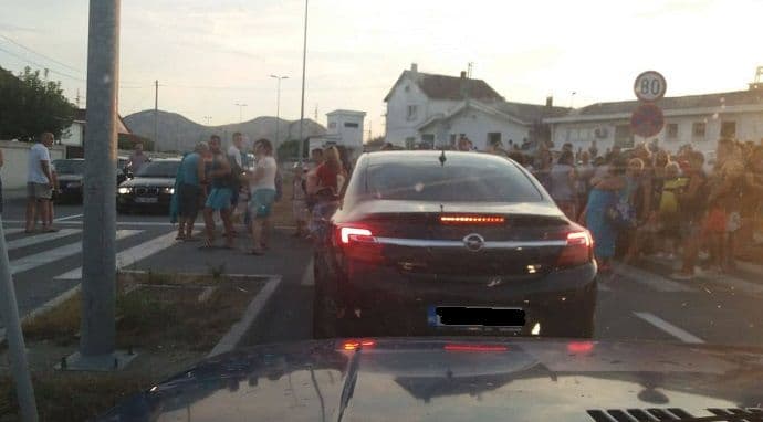 Pokvario se voz Podgorica - Bar: Putnici blokirali zaobilaznicu Pokvario se voz Podgorica - Bar: Putnici blokirali zaobilaznicu