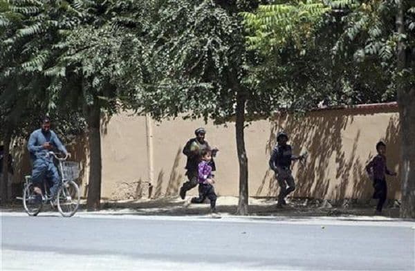 Talibani oteli 100 osoba, među kojima žene i djecu Talibani oteli 100 osoba, među kojima žene i djecu