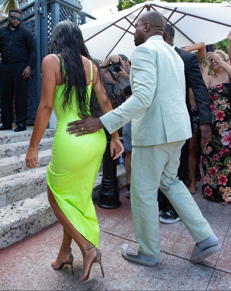 Kad Kanje u svatove krene... obuje papuče?! Kad Kanje u svatove krene... obuje papuče?!