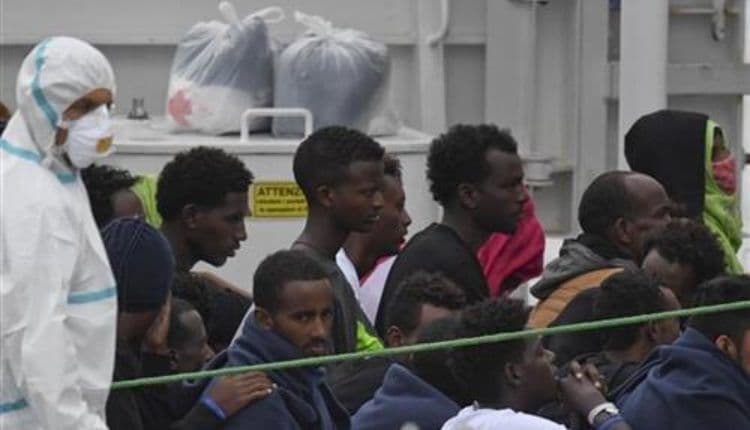 ITALIJA: Migranti ne mogu da se iskrcaju na Siciliju ITALIJA: Migranti ne mogu da se iskrcaju na Siciliju
