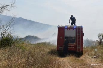 Vatrogascima pune ruke posla, najviše požara u Podgorici i na Cetinju Vatrogascima pune ruke posla, najviše požara u Podgorici i na Cetinju