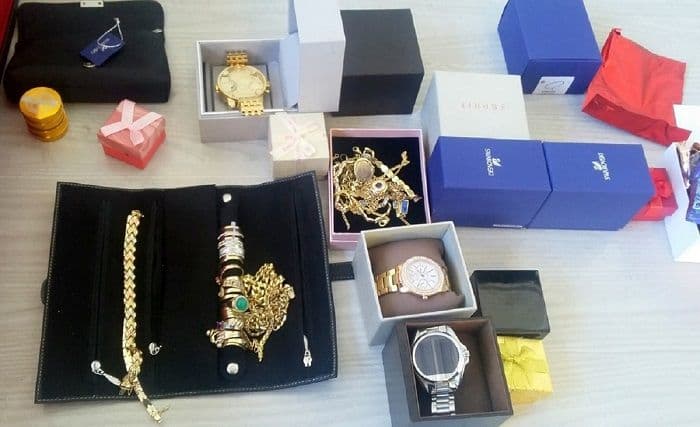 Spriječen pokušaj šverca satova i nakita iz Crne Gore u Srbiju Spriječen pokušaj šverca satova i nakita iz Crne Gore u Srbiju
