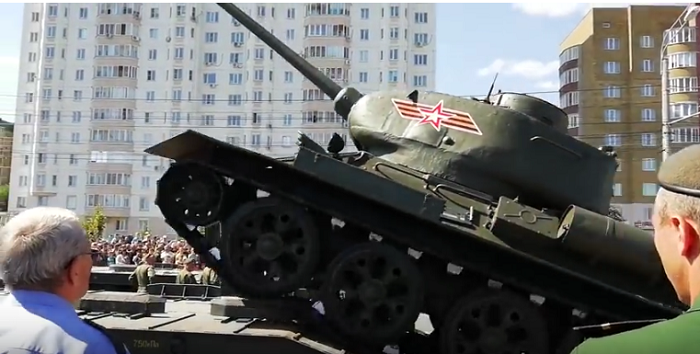 Na vojnoj paradi u Rusiji se prevrnuo tenk Na vojnoj paradi u Rusiji se prevrnuo tenk