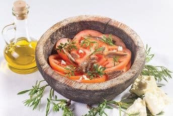 Salata od motara ili petrovca sa pamidorom i slanim inćunima