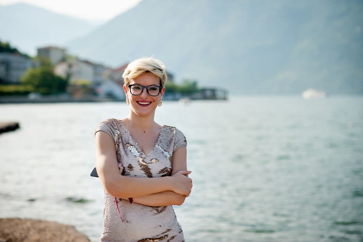 Plava, nasmijana, tvrdoglava, uporna, kontradiktorna Plava, nasmijana, tvrdoglava, uporna, kontradiktorna