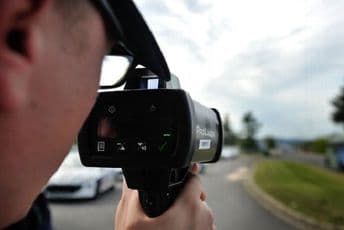 Nikšićanin osuđen na 15 dana zatvora zbog prebrze vožnje Nikšićanin osuđen na 15 dana zatvora zbog prebrze vožnje