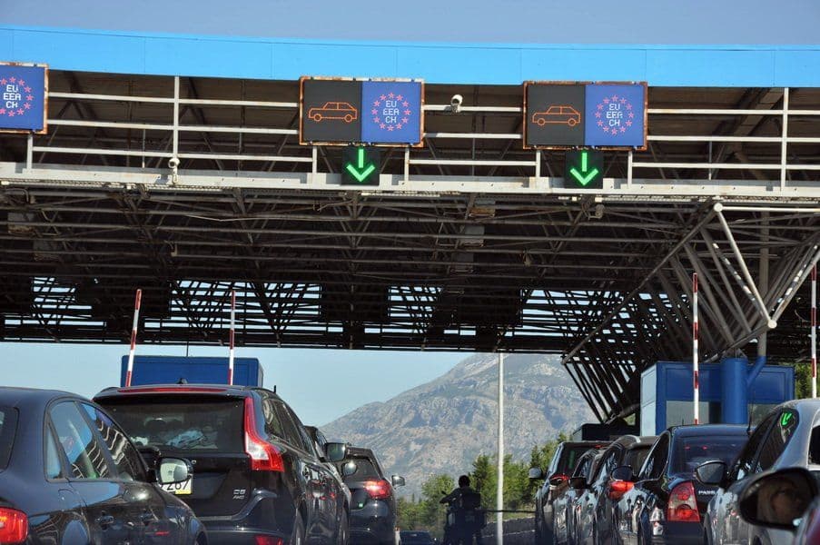 Pad interneta uzrokovao višesatnu blokadu granice između Hrvatske i Crne Gore Pad interneta uzrokovao višesatnu blokadu granice između Hrvatske i Crne Gore