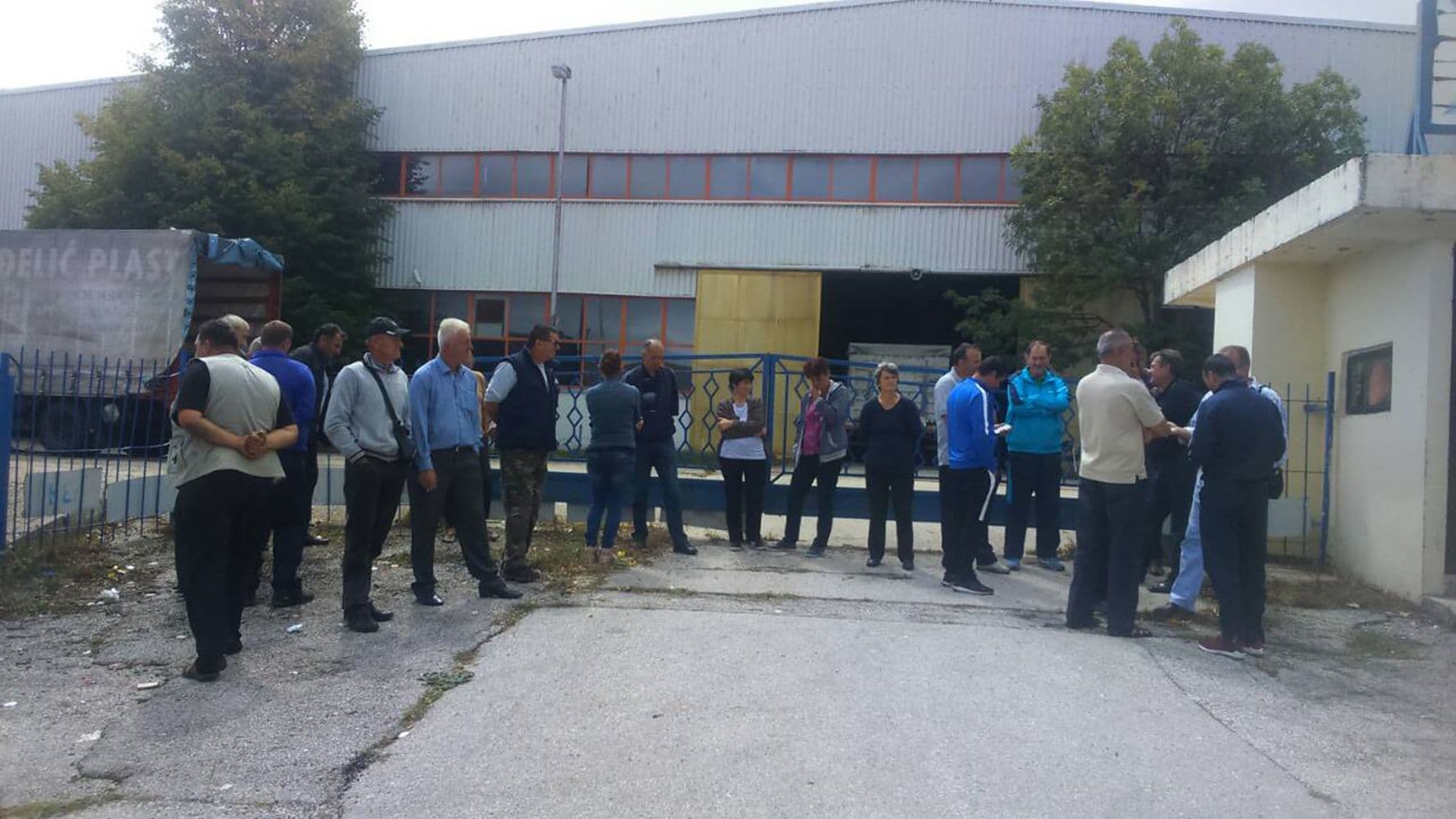 Blokiraju kapiju fabrike dok im ne isplate 33 plate Blokiraju kapiju fabrike dok im ne isplate 33 plate