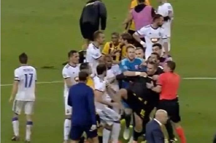 Hrvatski napadač nakon meča Lige šampiona udario Srbina nogom u grudi Hrvatski napadač nakon meča Lige šampiona udario Srbina nogom u grudi